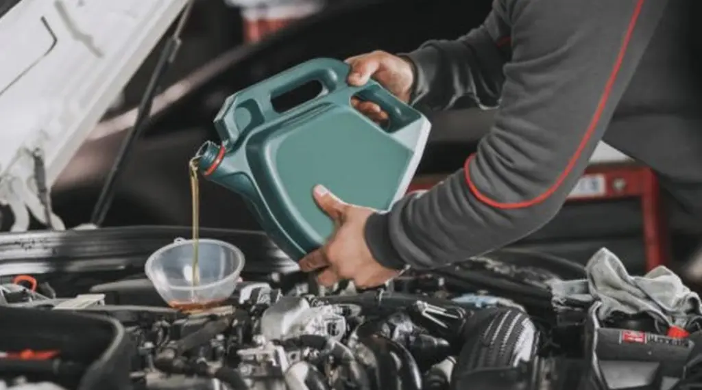 Wajib Tahu! Perbedaan Oli Mesin Mobil Biasa dengan Hybrid untuk Performa Maksimal